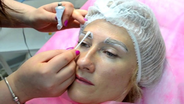 Maquillage permanent des sourcils, saupoudrage de poudre. Photos avant et après, combien de temps, guérison